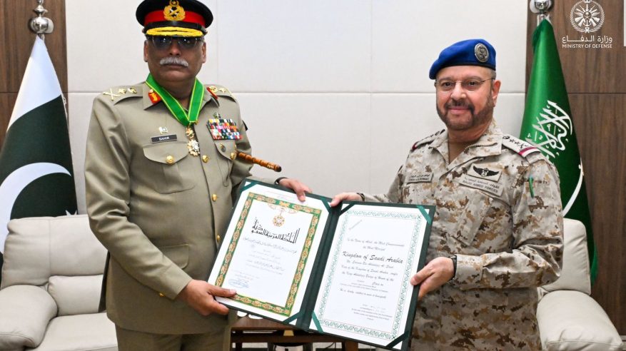 إنفاذًا لأمر الملك سلمان.. الفريق الرويلي يُقلِّد رئيس هيئة الأركان الباكستاني وسام الملك عبدالعزيز