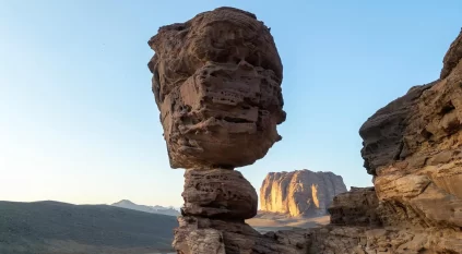 الموائد الصخرية بتبوك.. معالم شامخة فوق قواعد دقيقة رسمتها الطبيعة