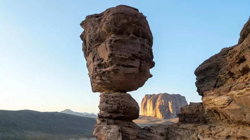 الموائد الصخرية بتبوك.. معالم شامخة فوق قواعد دقيقة رسمتها الطبيعة