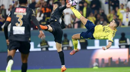 النصر يواصل صدارة دوري روشن بنقاط الخليج