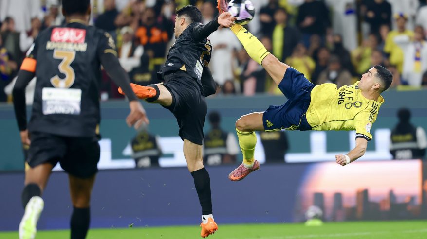 النصر يواصل صدارة دوري روشن بنقاط الخليج