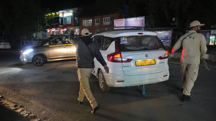 مصرع 8 أشخاص إثر انفجار سيارة قرب الحصن الأحمر الهندي