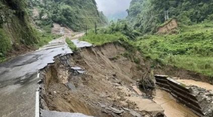 ارتفاع حصيلة انزلاق التربة في إندونيسيا إلى 11 قتيلًا