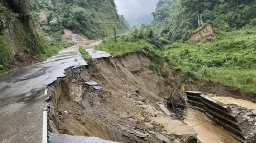 ارتفاع حصيلة انزلاق التربة في إندونيسيا إلى 11 قتيلًا