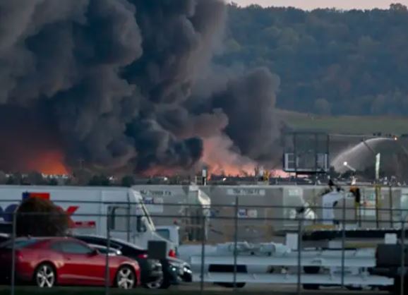 قتلى بتحطم طائرة شحن قرب مطار لويفيل في أمريكا