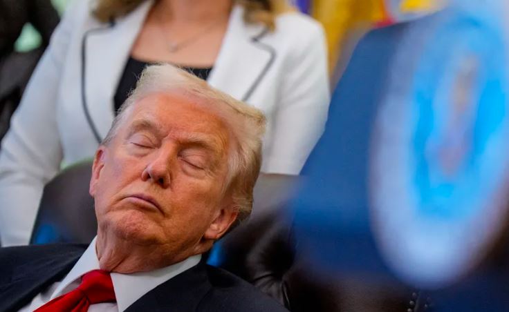 ترامب نائمًا.. صور تجتاح الإنترنت والبيت الأبيض يعلق