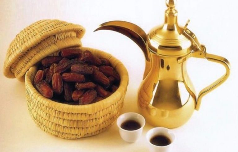 دلة القهوة.. رمز أصالة تروي حكاية الكرم