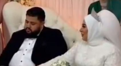 بالفيديو.. عريس بمصر يغلبه النعاس أثناء العُرس