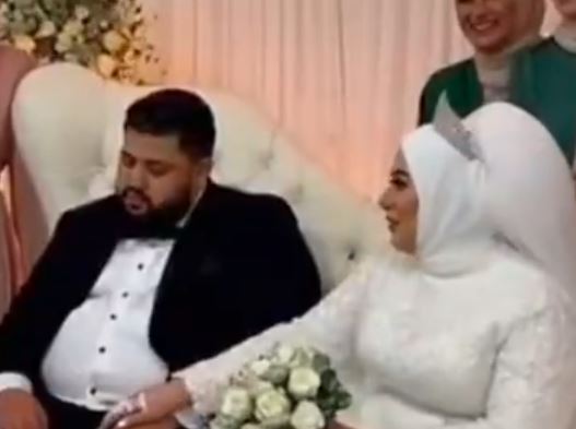 بالفيديو.. عريس بمصر يغلبه النعاس أثناء العُرس