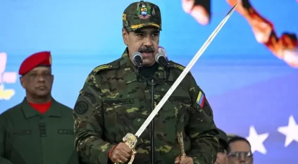مادورو يشهر سيفًا في عرض تعبوي!