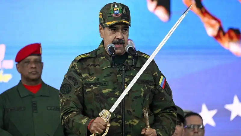 مادورو يشهر سيفًا في عرض تعبوي!