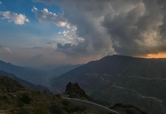 لقطات توثق أمطار الخير على الباحة