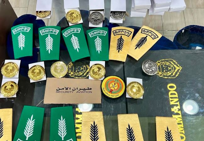 إغلاق ثلاثة محال مخالفة ومصادرة رتب وشعارات عسكرية مخالفة بالرياض
