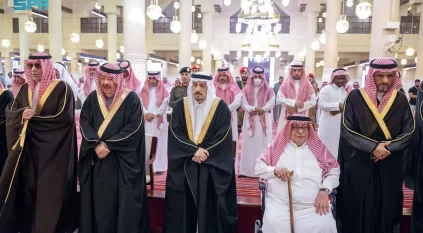 فيصل بن بندر يؤدي صلاة الميت على عبدالله بن فهد بن عبدالله آل سعود