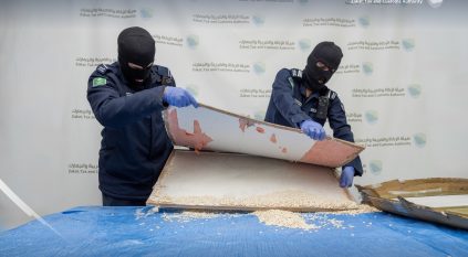 إحباط محاولة تهريب 187 ألف حبة إمفيتامين مُخبأة في إرسالية طاولات طعام