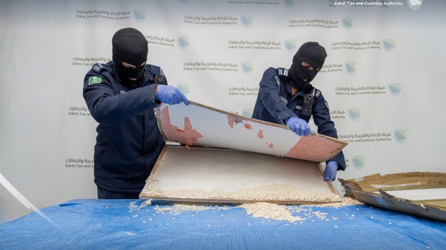 إحباط محاولة تهريب 187 ألف حبة إمفيتامين مُخبأة في إرسالية طاولات طعام