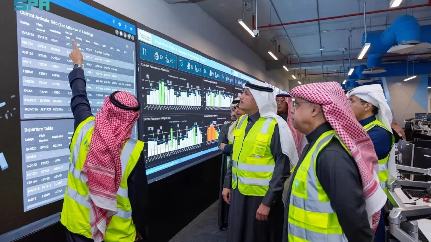 الجاسر يقف على حركة السفر في مطار الملك خالد الدولي