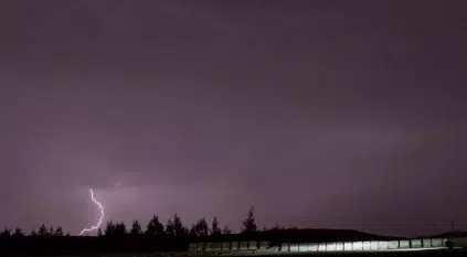 صواعق رعدية وأمطار في سماء عرعر