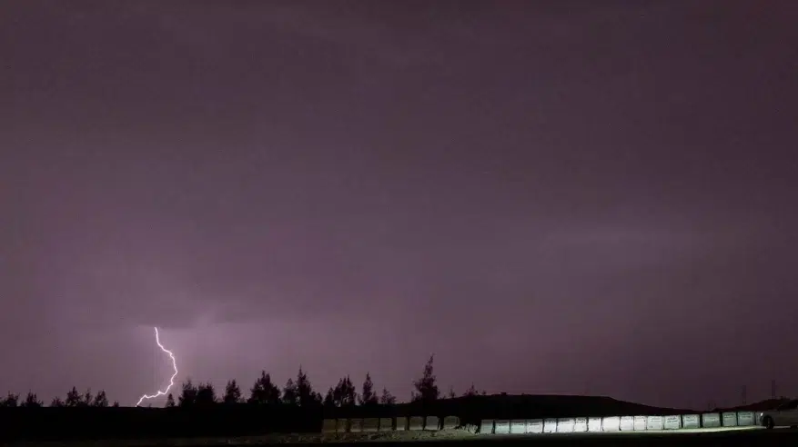 صواعق رعدية وأمطار في سماء عرعر