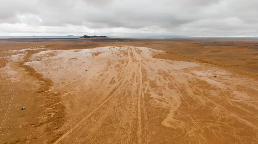 لقطات توثق الخباري وتشكُّل بحيرات مياه الأمطار جنوب طريف