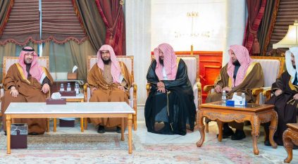 نائب أمير تبوك يواسي أسرة الخريصي في وفاة الشيخ أحمد الخريصي