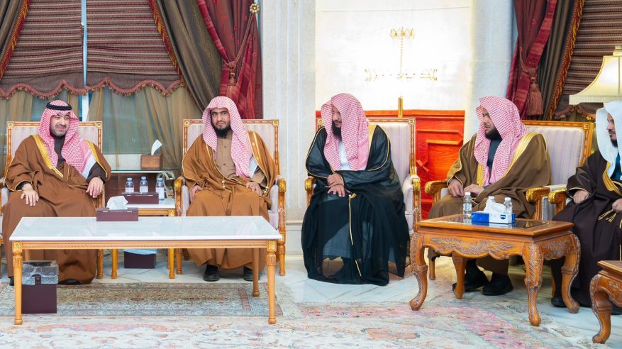 نائب أمير تبوك يواسي أسرة الخريصي في وفاة الشيخ أحمد الخريصي