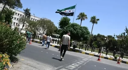 السوريون يحيون الذكرى الأولى لإسقاط نظام الأسد