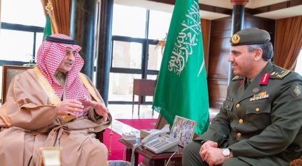 أمير تبوك يتسلم التقرير السنوي لجوازات المنطقة