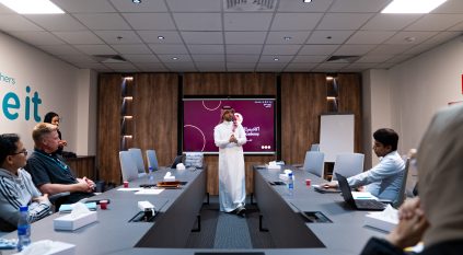 طيران ناس يطلق برنامجًا لتعليم العربية لموظفيه من 70 جنسية ويرعى نشرها دوليًا