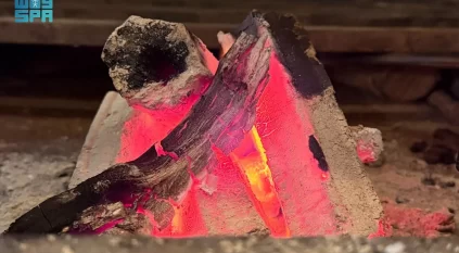 موجة البرد تدفع السكان لاستخدام الحطب المستورد للتدفئة بالقصيم