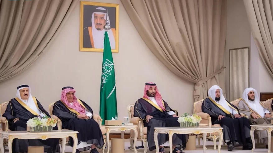 ولي العهد يستقبل الأمراء والفضيلة العلماء والمعالي وجمعًا من المواطنين