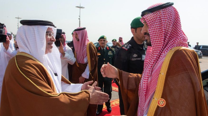 ولي العهد يصل البحرين لترؤس وفد السعودية في القمة الخليجية الـ46