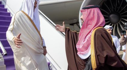 أمير قطر يصل إلى الرياض وفي مقدمة مستقبليه ولي العهد