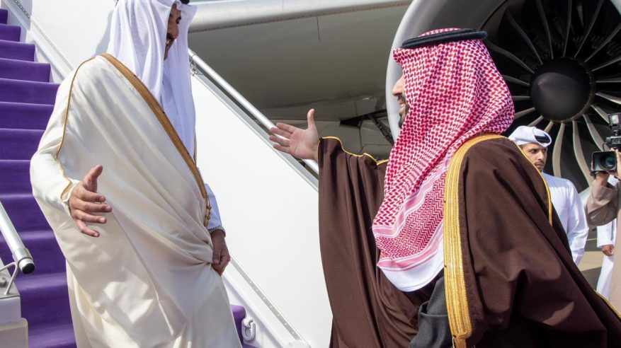 أمير قطر يصل إلى الرياض وفي مقدمة مستقبليه ولي العهد