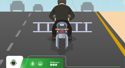 تعلق سائق الدراجة الآلية بمركبة أخرى مخالفة مرورية