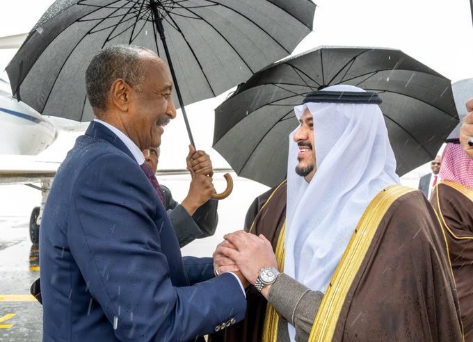 رئيس مجلس السيادة الانتقالي بجمهورية السودان يصل إلى الرياض