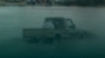 المرور يباشر واقعة عبور قائد مركبة أحد الشعاب أثناء جريانه بالرياض