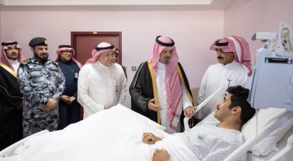 نائب أمير مكة يزور الجندي ريان وينقل له تحيات القيادة: بطل بطل بطل