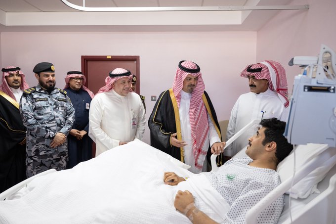 نائب أمير مكة يزور الجندي ريان وينقل له تحيات القيادة: بطل بطل بطل