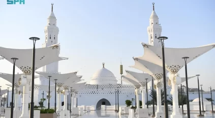 أيُّ مسجدٍ احتفظ بصدى لحظة تغيير اتجاه الصلاة؟