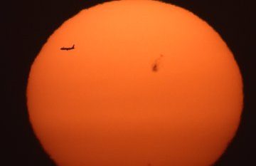 رصد ظهور البقعة الشمسية العملاقة رقم 4294 من سماء المملكة