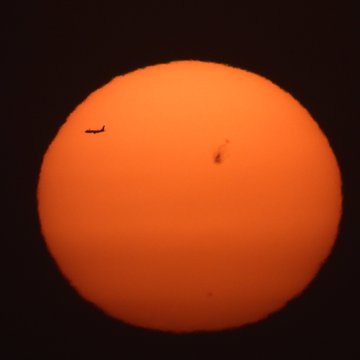 رصد ظهور البقعة الشمسية العملاقة رقم 4294 من سماء المملكة