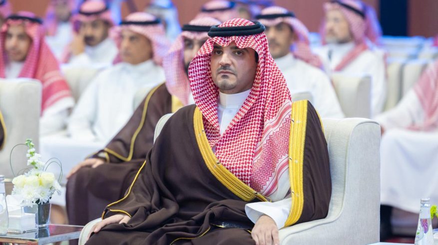 عبدالعزيز بن سعود يُكرّم الفائزين في كأس نادي الصقور 2025
