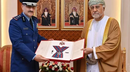 سُلطان عُمان يمنح قائد القوات الجوية الملكية السعودية وسام عُمان العسكري