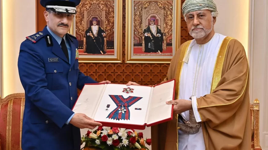 سُلطان عُمان يمنح قائد القوات الجوية الملكية السعودية وسام عُمان العسكري