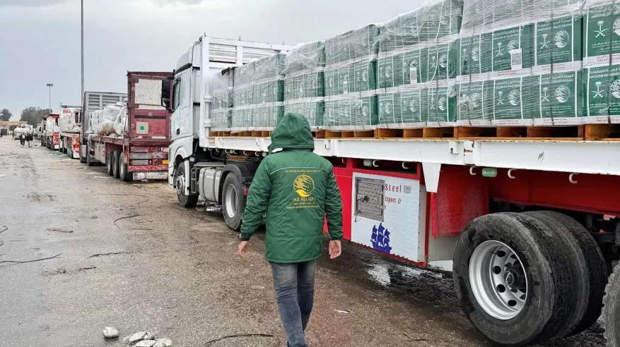 مساعدات إنسانية سعودية جديدة تعبر منفذ رفح متجهة إلى قطاع غزة