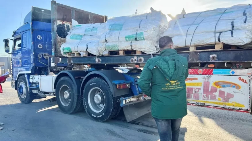 مساعدات إنسانية سعودية جديدة تعبر منفذ رفح متجهة إلى قطاع غزة
