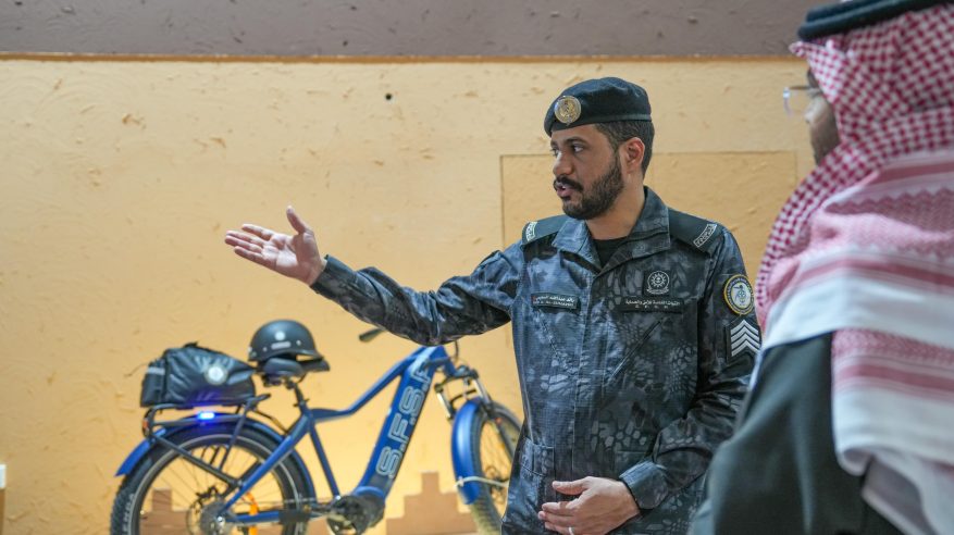 تجهيزات متقدمة في جناح الأمن والحماية بمعرض واحة الأمن في مهرجان الإبل