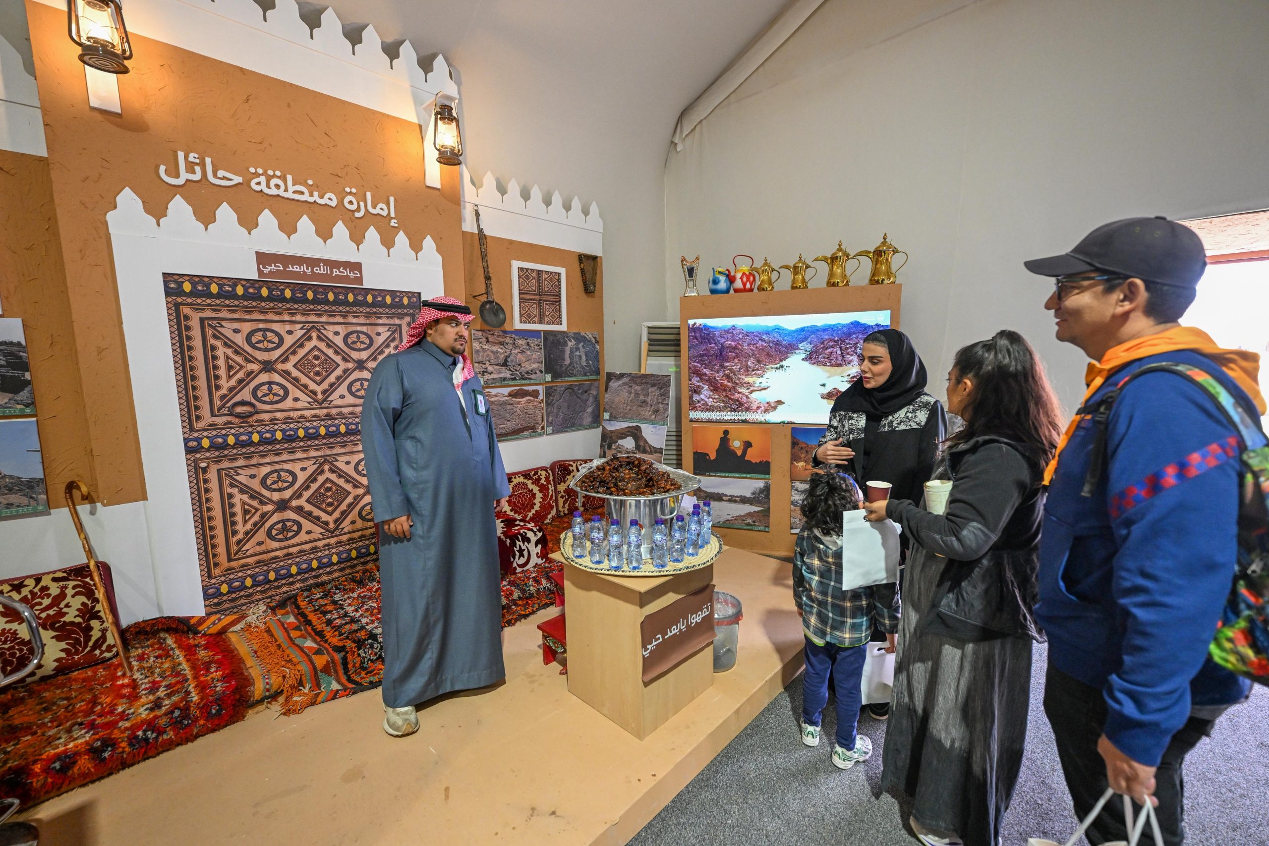 إدارة الترجمة بوزارة الداخلية تعزز التواصل مع زوار مهرجان الإبل #مهرجان_الملك_عبدالعزيز_للإبل10 