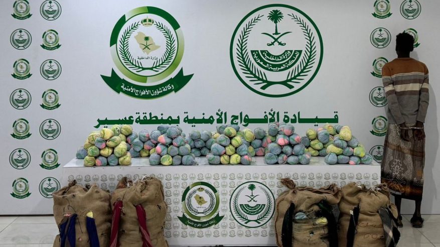 الأفواج الأمنية تقبض على مخالف لتهريبه 60 كيلو قات في عسير